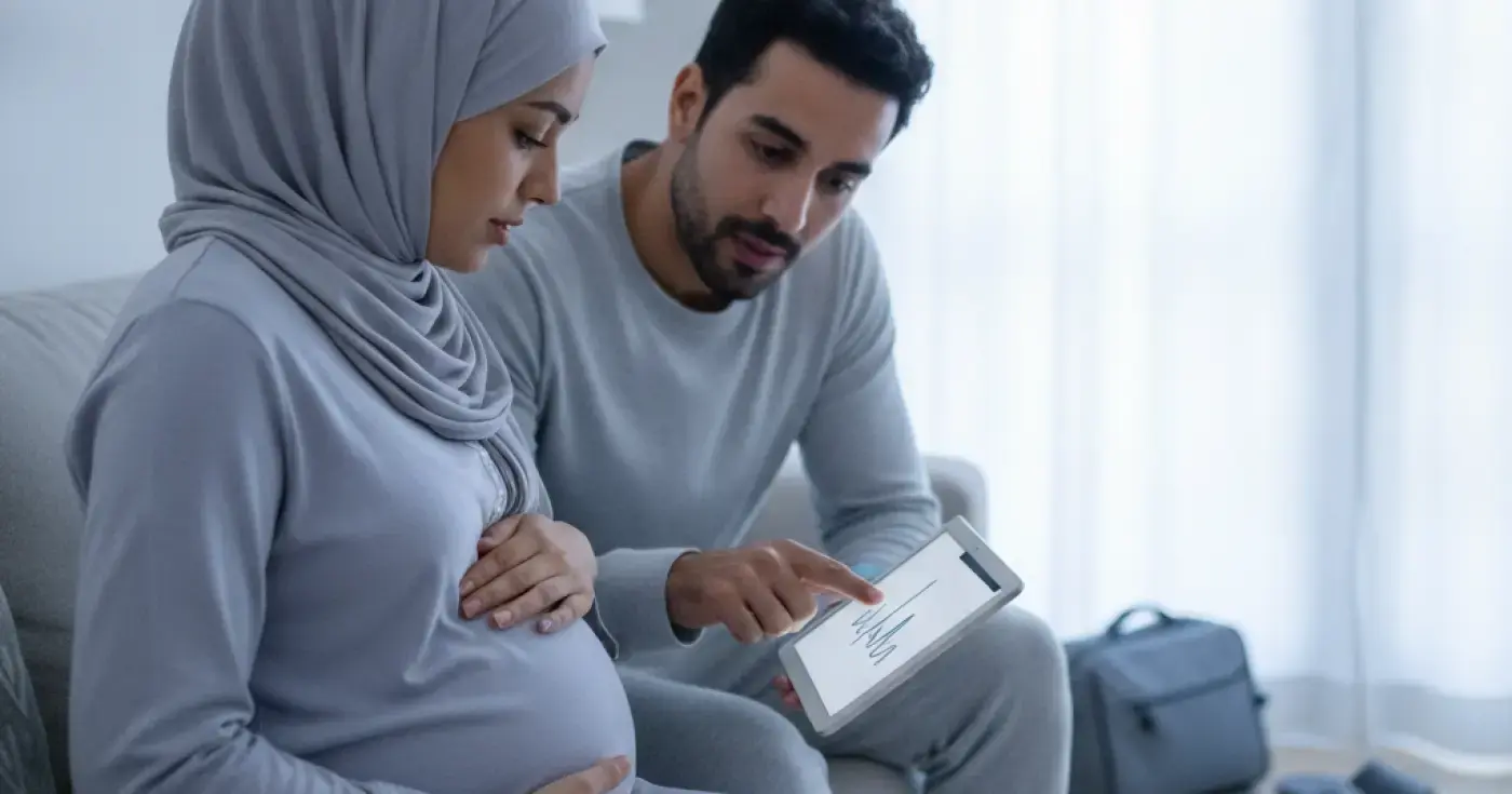 صورة تعبيرية لامرأة حامل تتابع انقباضات المخاض وتستعد للذهاب إلى المستشفى